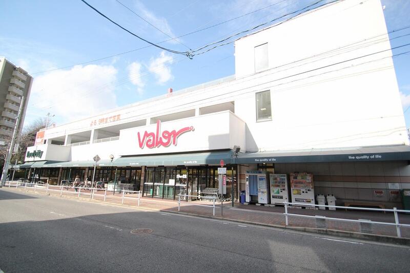 スーパー　バロー一社店（スーパー）まで305m