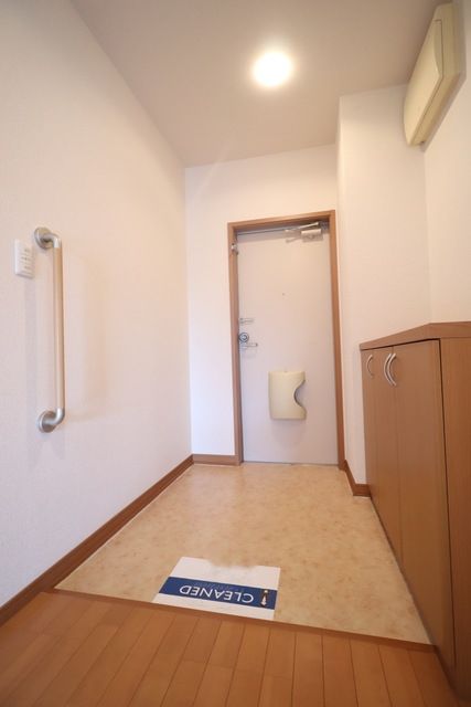 玄関　同物件別部屋写真