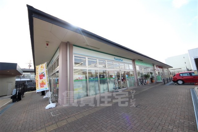 コンビニ　ファミリーマート　近鉄富雄駅ホーム（コンビニ）まで552m