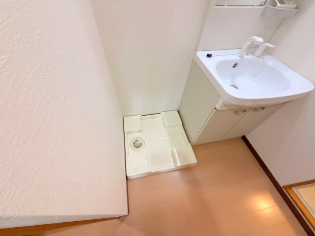 その他設備　嬉しい室内洗濯機置場。これで洗濯機も長持ちしますね。