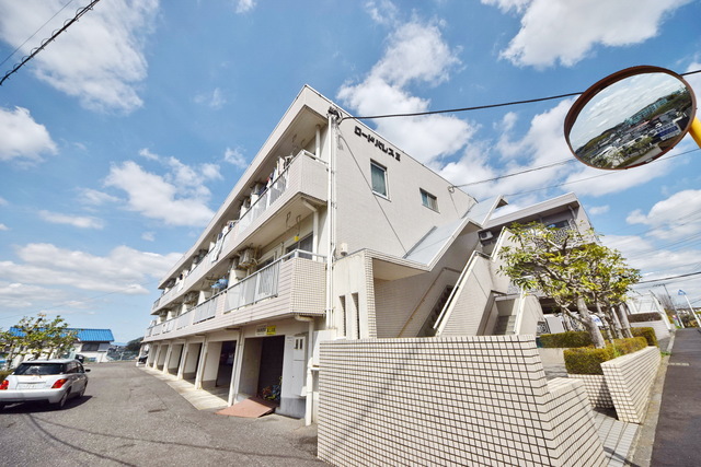 建物外観　～晴れ渡る青空～