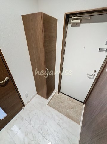 玄関　※同系型の写真になります。