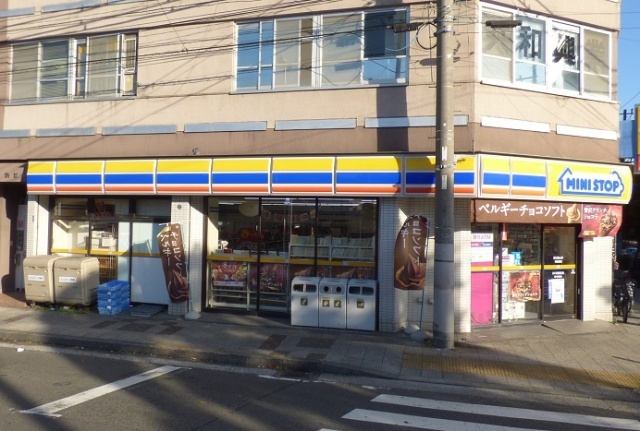 中学校　横浜市立横浜吉田中学校（中学校）まで743m