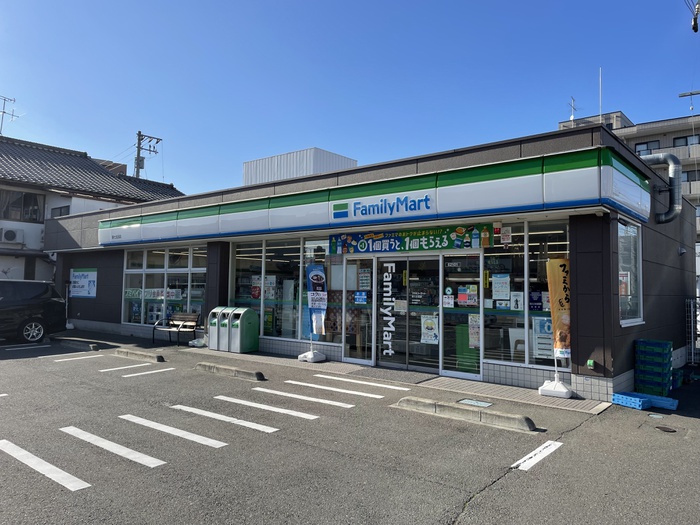 コンビニ　ファミリーマート（コンビニ）まで270m