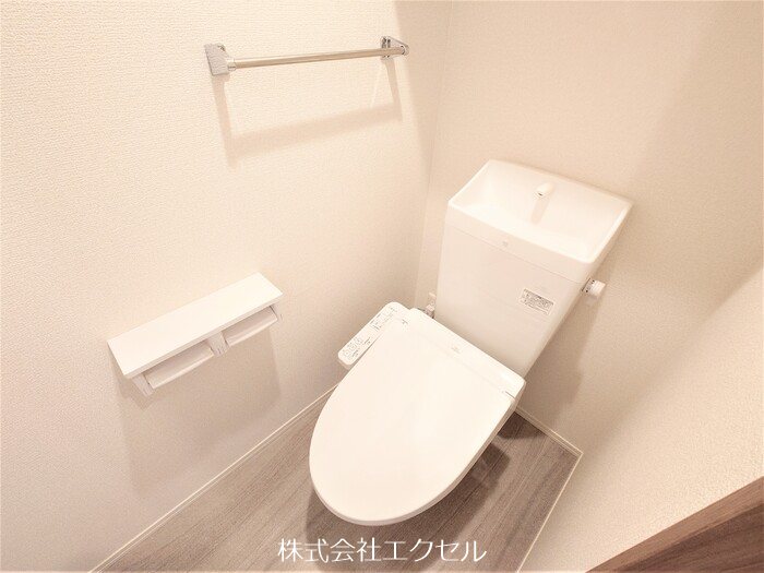 トイレ　温水洗浄便座です。