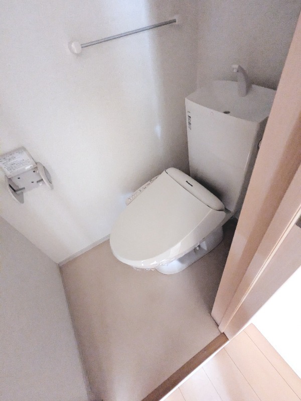 東武小泉線 館林駅 徒歩32分 2階建 築14年のトイレ写真