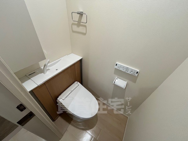 地下鉄東西線 御陵駅 徒歩3分 2階建 築1年のトイレ写真