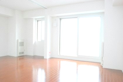 居室・リビング　大きな窓の明るいリビング
