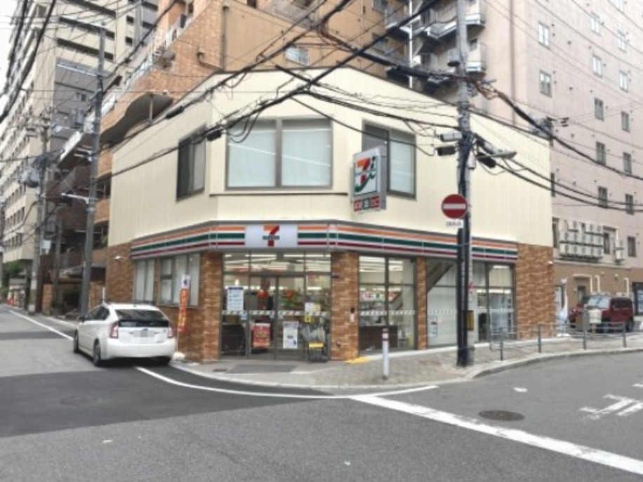コンビニ　セブンイレブン（コンビニ）まで131m