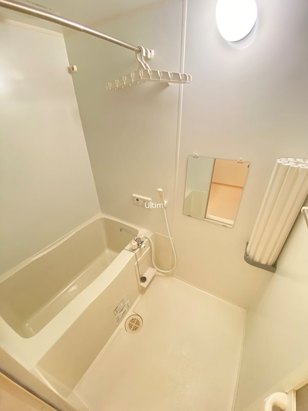 バス・シャワールーム　※同タイプの他のお部屋です