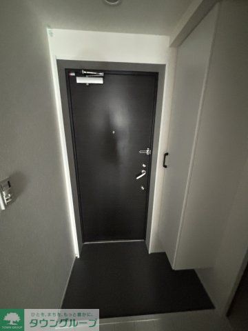 玄関　★奇数階・偶数階で木材や壁の色が異なります。