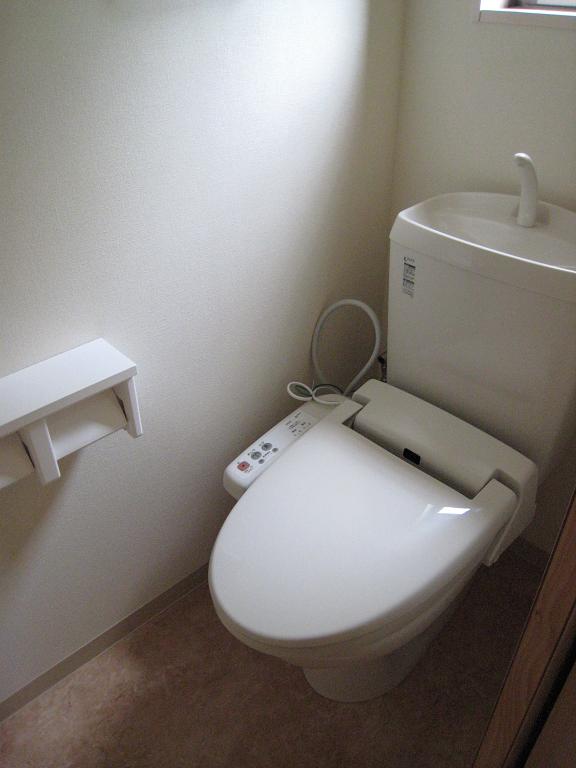 トイレ　ウォシュレット付トイレに窓あり。