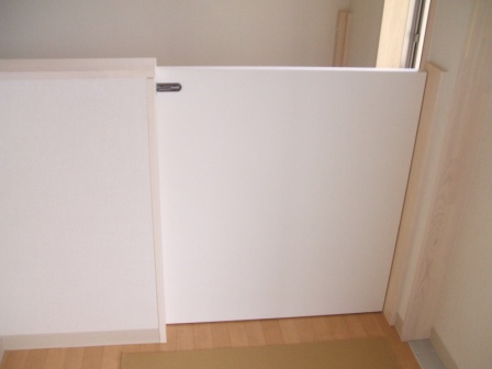 その他　階段落下防止扉。はいはい赤ちゃんやペットの階段落下防止機能。