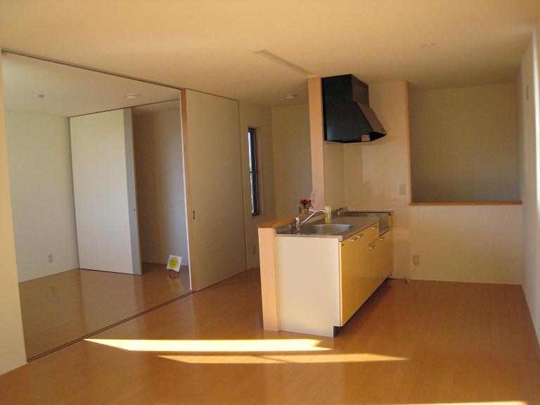 キッチン　対面式キッチン。ＬＤＫは13帖！キッチンにも窓あります。