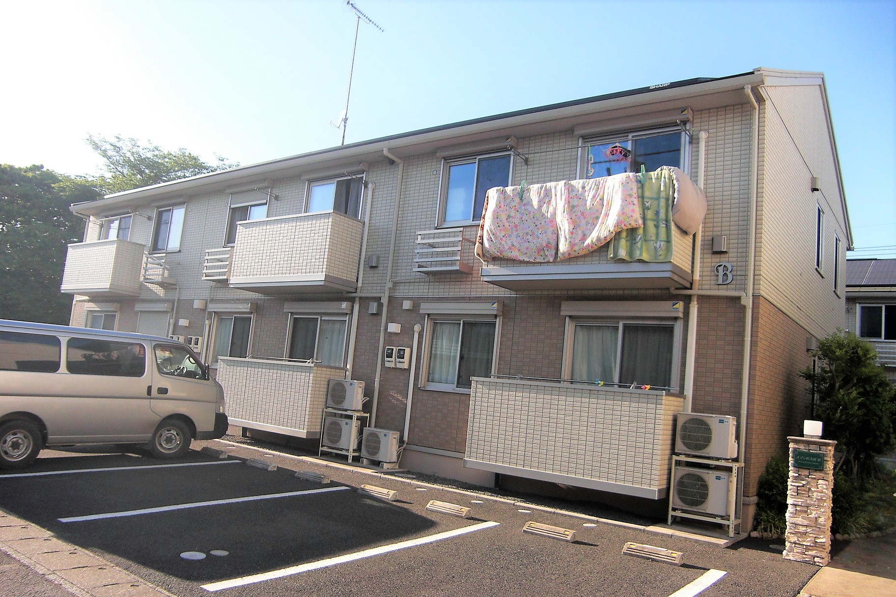 建物外観　築浅D-roomのお部屋です！自治医大駅まで徒歩3分！