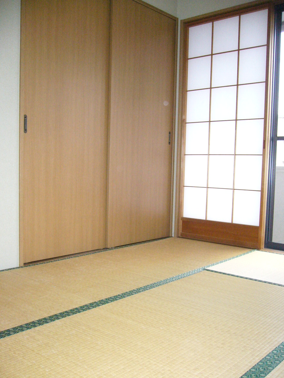 フラワーヒルズIIIの居間写真