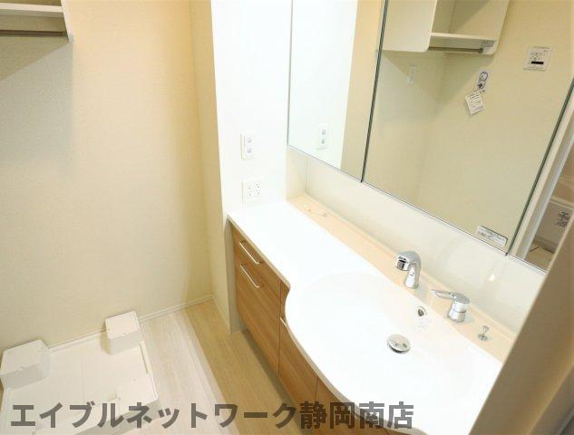 洗面設備　ワイドな鏡を備えた洗面化粧台♪