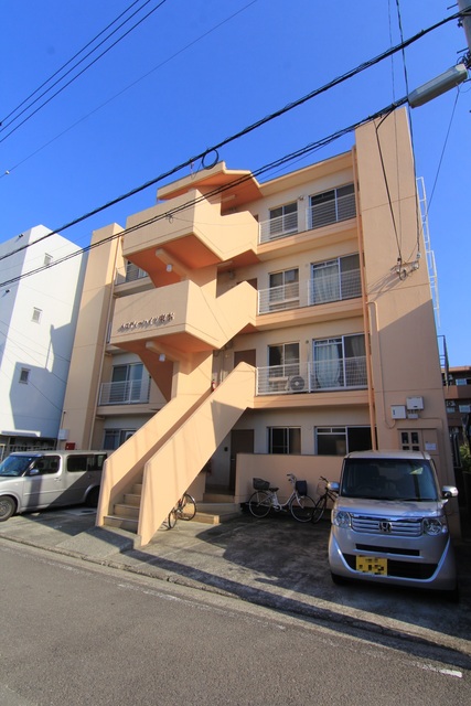 松山市束本のマンションの建物外観