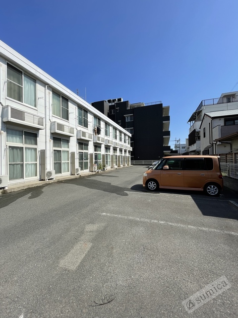 駐車場　広々とした駐車スペース。ハイルーフ車ＯＫ。