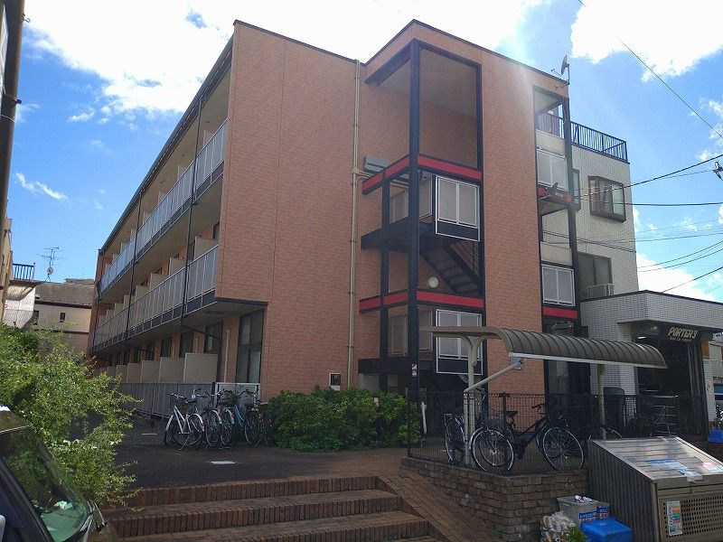 川崎市高津区宇奈根のアパートの建物外観