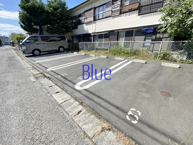 【平塚市桃浜町のアパートの駐車場】