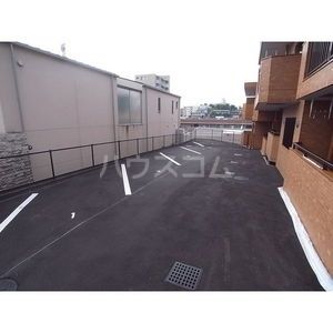 【名古屋市千種区橋本町のマンションの駐車場】