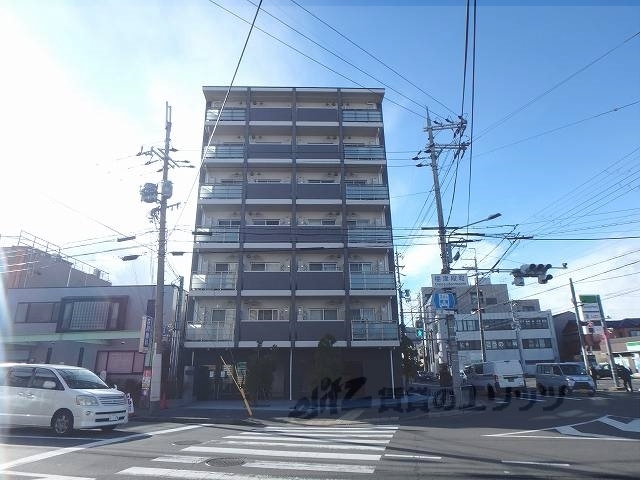 京都市右京区梅津南上田町のマンションの建物外観