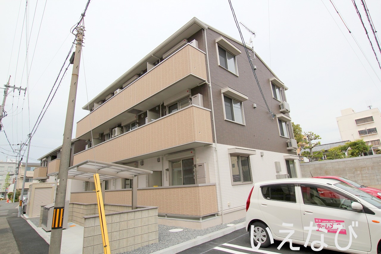 岡山市北区番町のアパートの建物外観