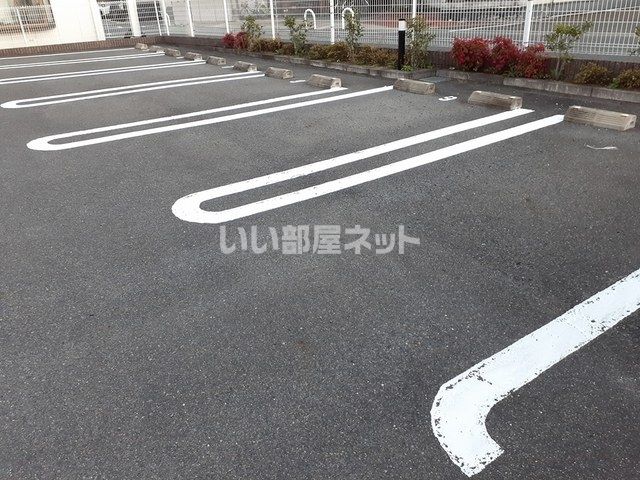 【アビタシオンの駐車場】