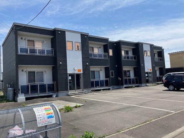 勇払郡厚真町字上厚真のアパートの建物外観