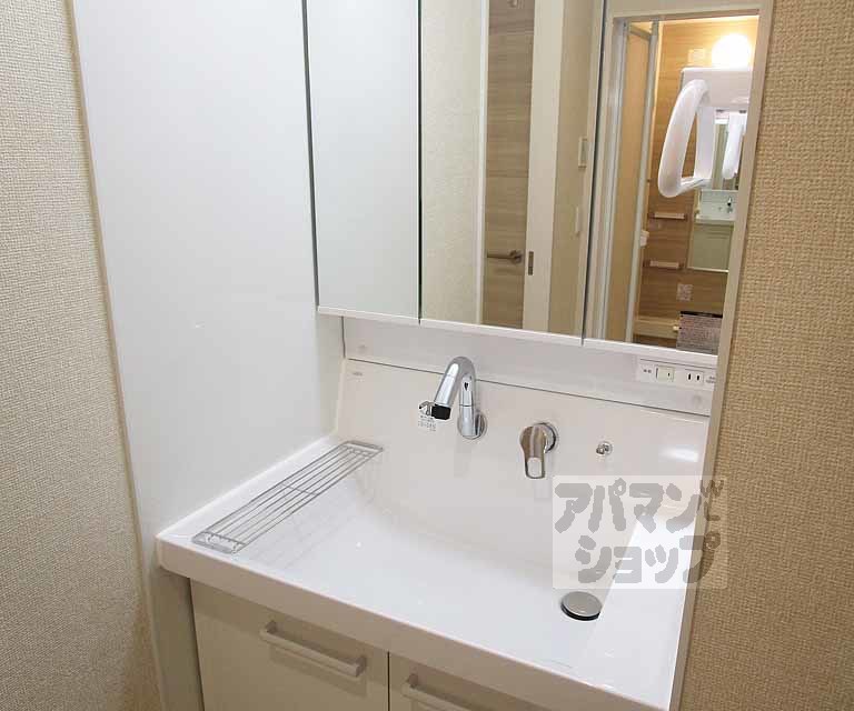 洗面設備　１０２号室の写真です。