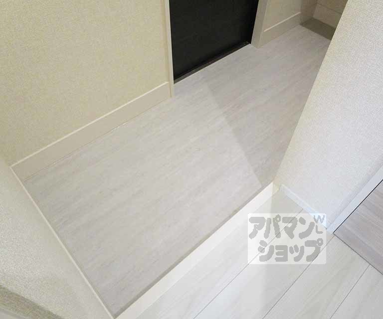 玄関　１０２号室の写真です。