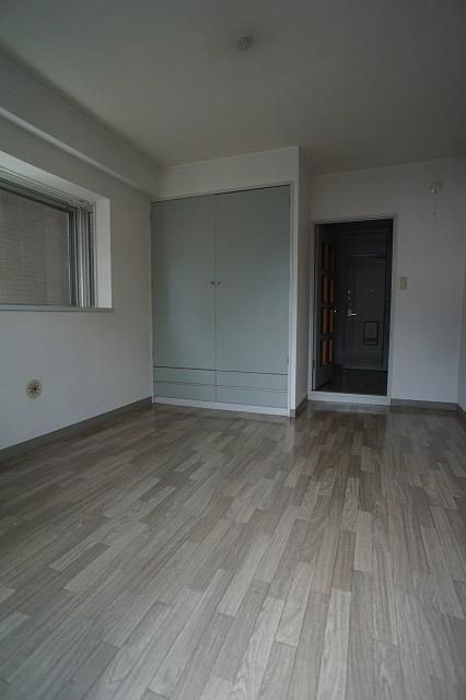 居室・リビング　同物件別室です。