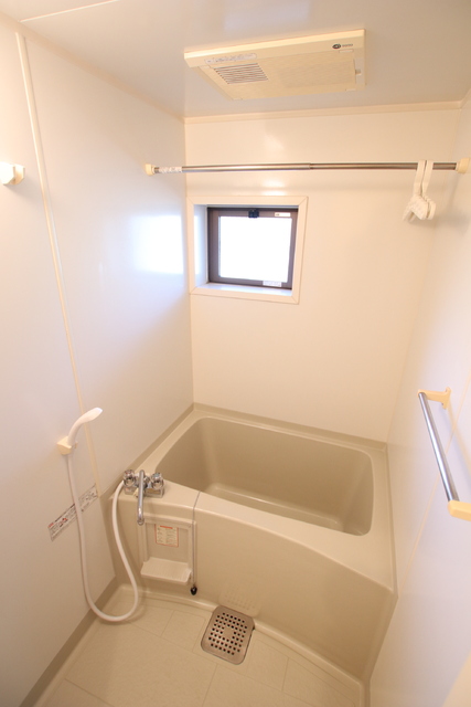 バス・シャワールーム　小窓がついています