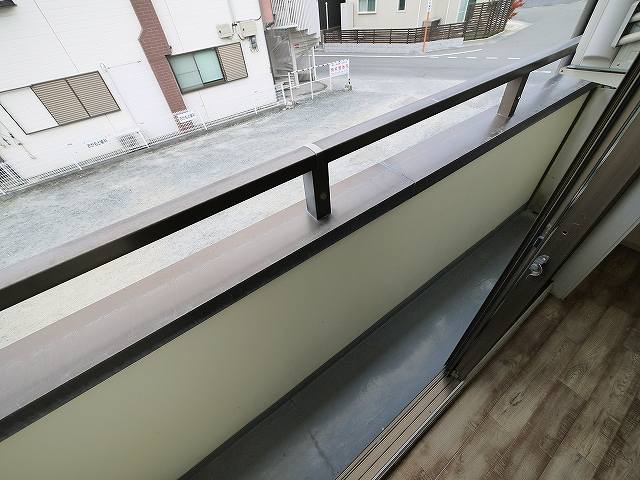 バルコニー　幅は狭いですが、こちらで洗濯物が干せます。