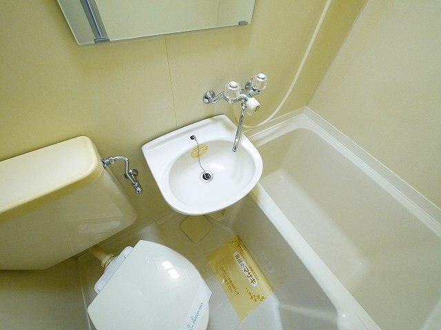 その他設備　お風呂には洗面台もございます。