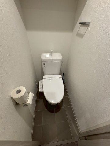 トイレ　落ち着いた色調のトイレです