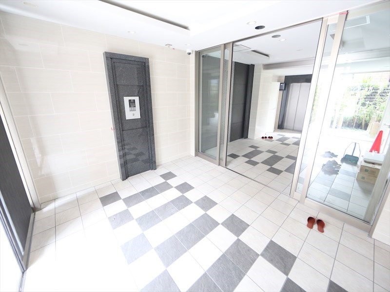 エントランス　エントランス　オートロック　宅配ＢＯＸ　防犯カメラ