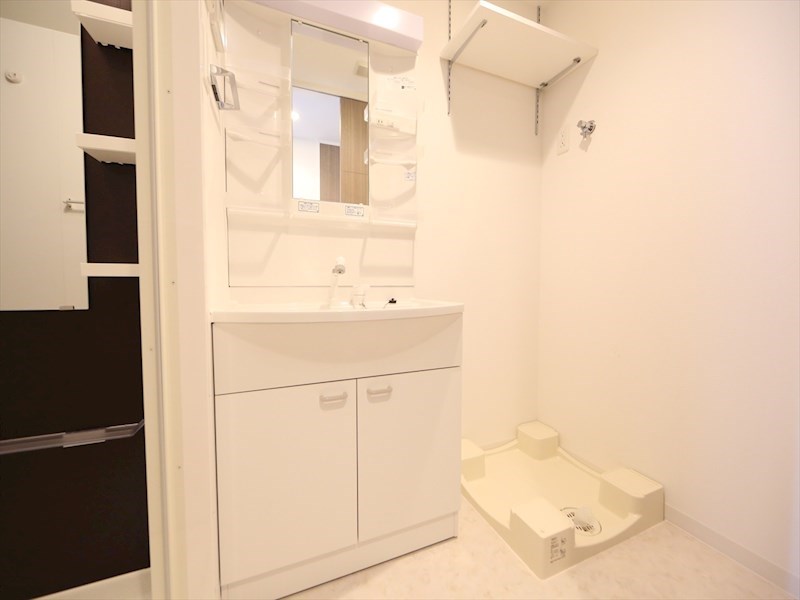 洗面設備　脱衣所　独立洗面台（シャンプードレッサー付）収納スペース有