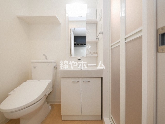 洗面設備　独立洗面化粧台が付いています