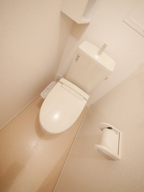 トイレ　★嬉しい温水洗浄便座付のトイレです★