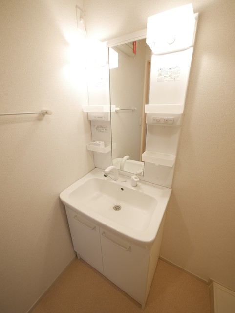 洗面設備　★独立洗髪洗面台があり、忙しい朝の準備にも心強いですね★