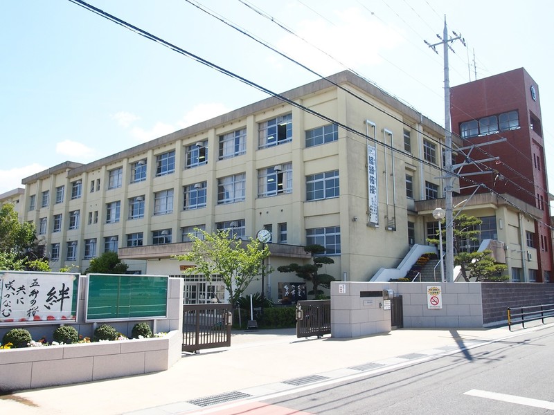 中学校　奈良市立都南中学校（中学校）まで665m