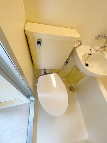 トイレ　別号室の写真になります。