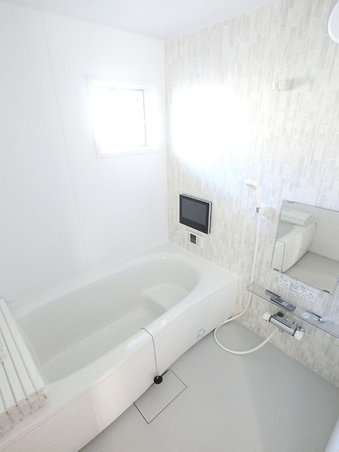 バス・シャワールーム　大きい浴槽なので、お風呂好きにはピッタリです。