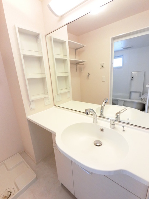 洗面設備　大型一面鏡付カウンター洗面化粧台です。