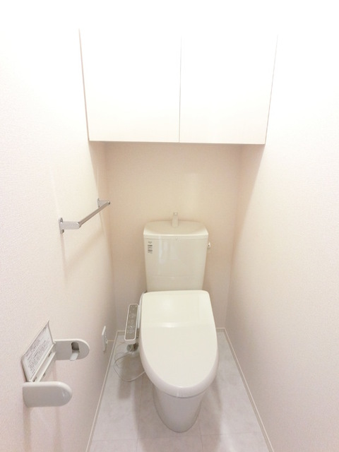 トイレ　冬でも温かく快適です。もちろん洗浄機能もついています。