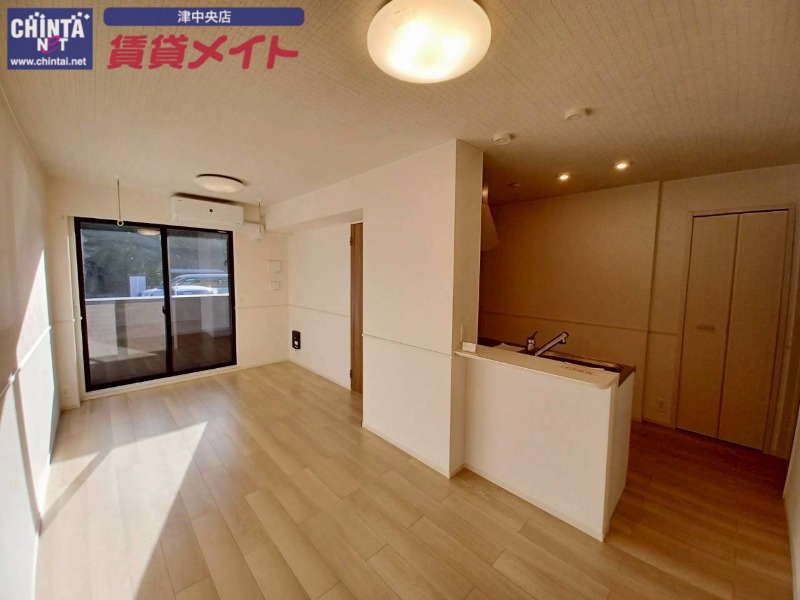 居室・リビング　同物件別室画像