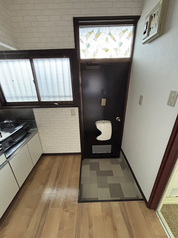 玄関　玄関先にはすぐキッチンがあります！