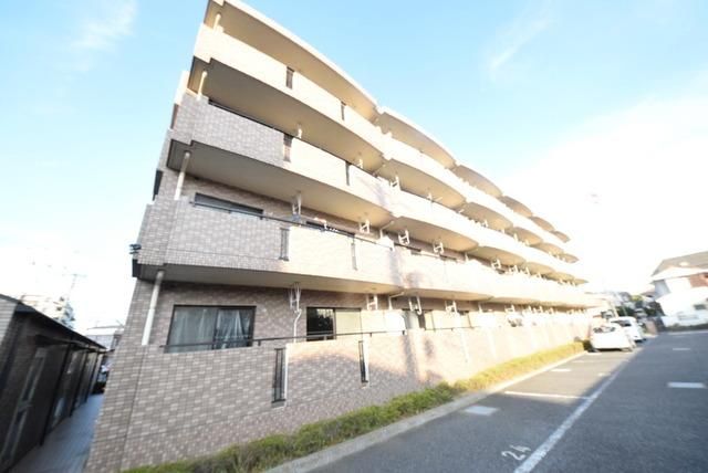 建物外観　駐車場も一世帯に一台ございます